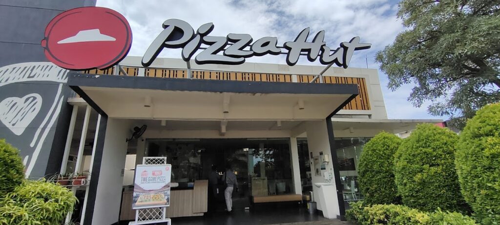 restoran pizza hut di kawasan pemukiman moderen grandwisata