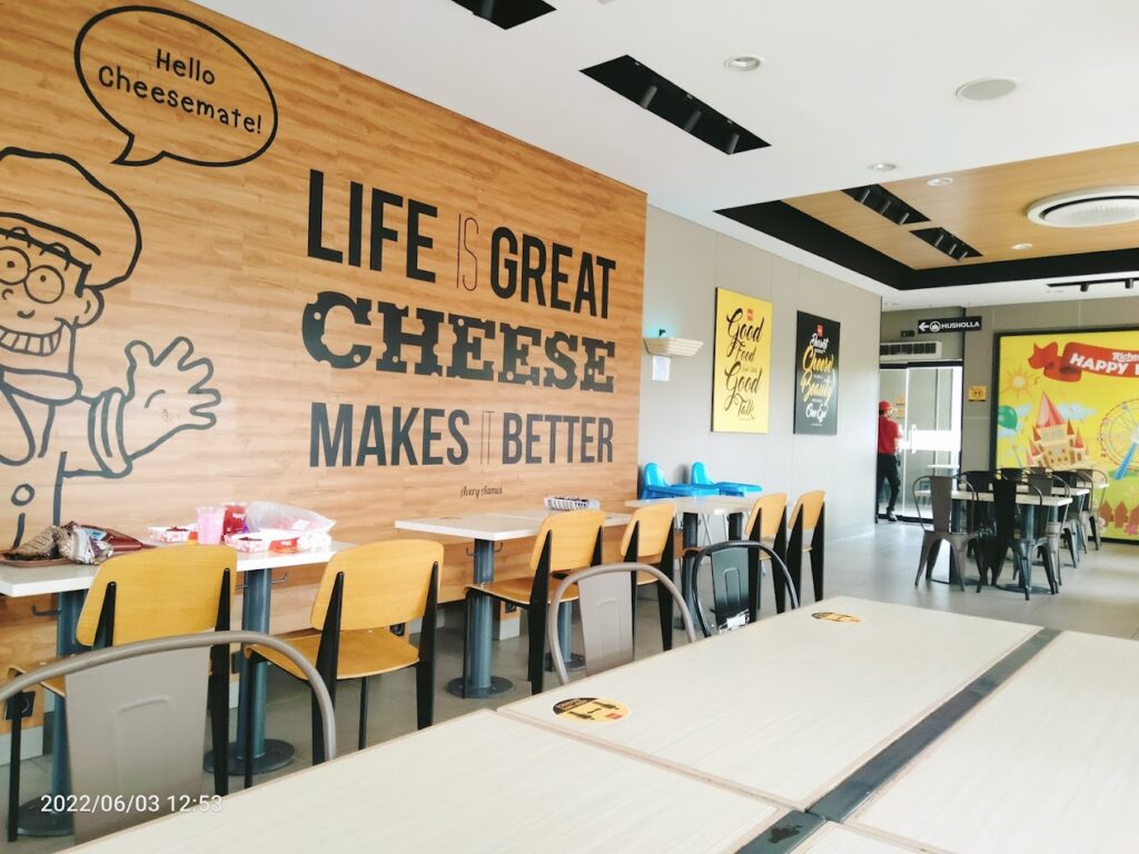 restoran richeese di kawasan pemukiman moderen grandwisata