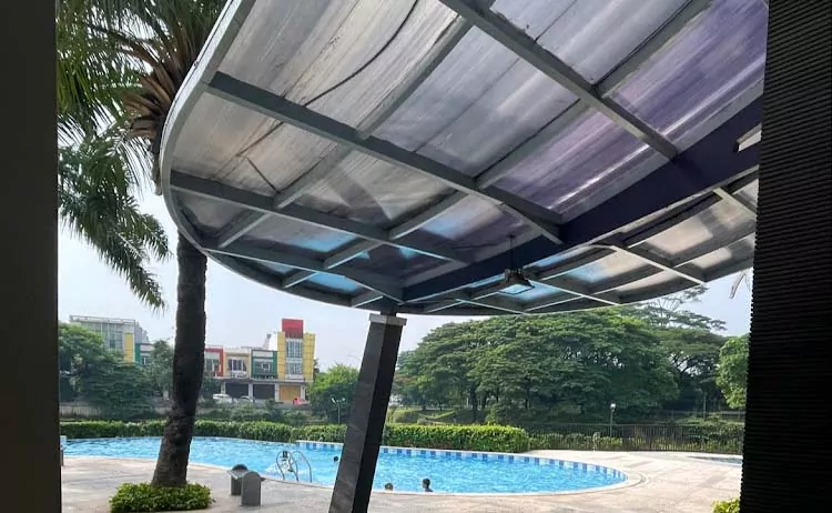 kolam renang dalam club house di kawasan pemukiman moderen grandwisata