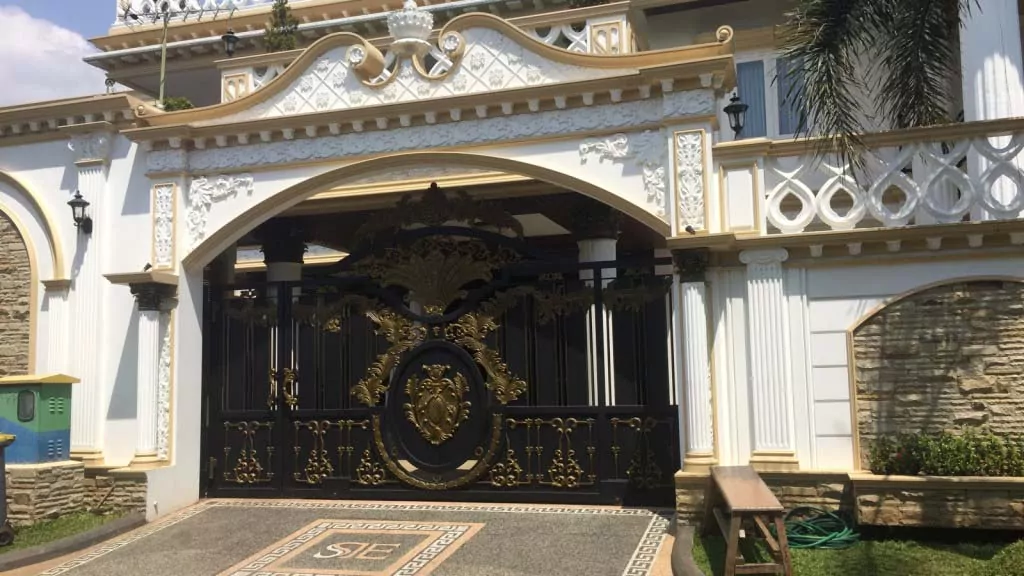 tampak depan rumah sule di perumahan dukuh bima