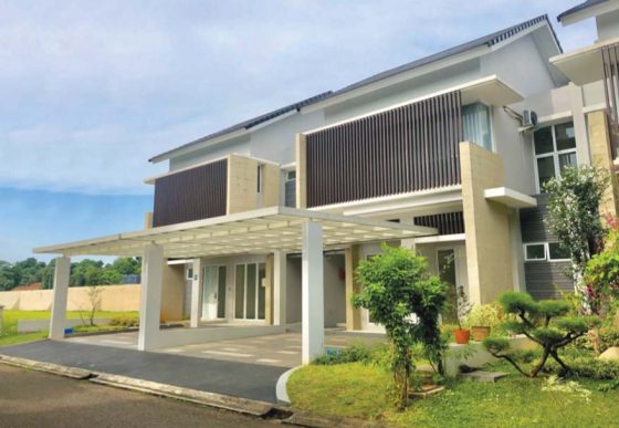 tampak depan rumah contoh unit rumah cluster water terrace type 138 di kawasan pemukiman moderen grandwisata